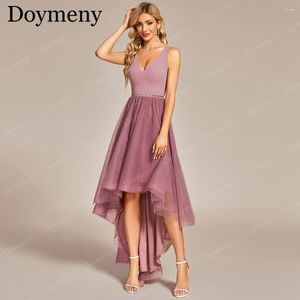 Partykleider Doymeny Kurze Heimkehrkleider Träger V-Ausschnitt Cocktail Blumen Offener Rücken Ärmellos Hochzeit Asymmetrische Säume