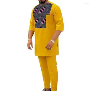 Fatos de treino masculinos de algodão amarelo Conjunto de patchwork Camisa de meia manga Design de calças de moda nigeriana Ternos masculinos de festas africanas