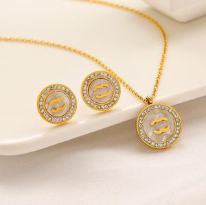 Marca de luxo banhada a ouro 18K Brincos de design de letras de aço inoxidável geométricos clássicos femininos Cristal Strass Brinco oco de pérola Jóias para festa de casamento ZG1626