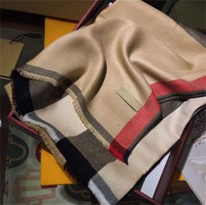 2023 Nuova sciarpa di seta scozzese a righe Modello classico Sciarpa di design in cashmere 100% Sciarpa lunga con frange a scialle universale a quattro stagioni morbida 70 * 200 cm