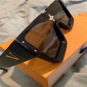 2023 vårens nya designersolglasögon Cyclone solglasögon Lyxiga fyrkantiga cyklonsolglasögon högkvalitativa bär bekväma online kändismodeglasögon modell 1578w