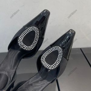 Scarpe eleganti da donna di lusso, tacchi alti da donna con strass, scarpe da donna in vernice firmate con tacchi alti, elegante resort per feste di nozze da donna classico