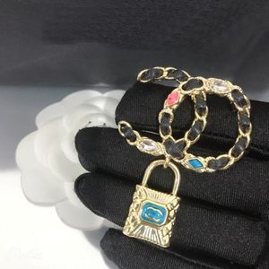 Marca designer broche de couro clássico trançado broche com diamantes coloridos moda feminina carta broches terno pino jóias acessórios