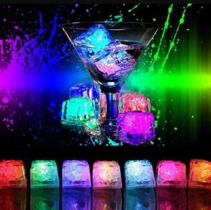 مكعبات الثلج LED LED Flashbright: يشرب الحفلات المتغيرة للألوان مع الأضواء الوامضة ، للحانات ، حفلات الزفاف للأندية.