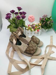 Luksusowy projektant platforma plażowa Sandały dla kobiet haftowe gumowe muły płaskie letnie damskie damskie buty slajdy 35-41
