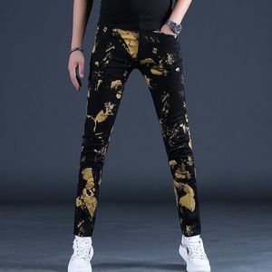 Jeans för män Lätt lyx Herr Slimfit tryckta svarta jeansbyxor Sexiga Allmatch Trendiga Korea-version Stretch Street Pants p230707