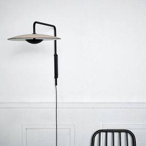 Duvar lambaları İskandinav basit metal ahşap tek lamba Modern başucu aplik oturma odası restoranı Led sıcak beyaz siyah aydınlatma fikstürü