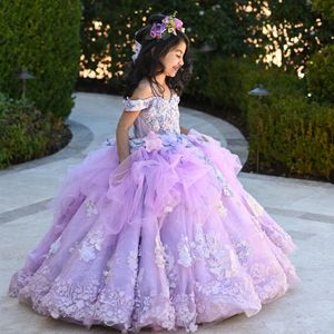 Off The Shoulder Princess Flower Girls Abiti per la festa nuziale 2023 Appliques in pizzo floreale 3D Lanvender Brithday Party Abbigliamento formale per bambini Abito lungo da spettacolo per bambini