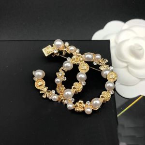 Spille da donna vintage di design spilla di marca lettera gioielli in cristallo moda perle placcate oro spille da uomo
