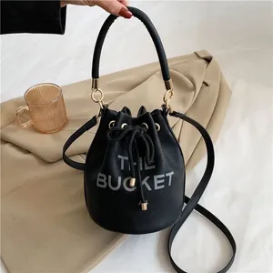 Högkvalitativ designerväska Lyxiga kvinnor Bucket Bag märke Handväska Klassisk dragsko Axelväska Mode fullnarvsläder Bucket Bag crossbody väska