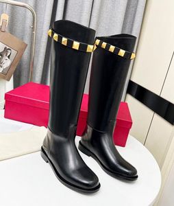 The latest women's boots are low heeled, round head, without tie up, with a hollowed out straight sleeve for formal and casual banquets. The matching size is 35-41