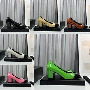 2023 designer lyxiga sandaler med spetsig klack mode dam Lackläder Svart/vit/Grön/brun/rosa/Lökgul catwalk Bekväm sandal dam Chunky klackskor