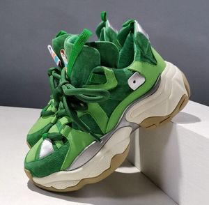 Plattform sneakers kvinnor casual skor svarta vita damer sportskor tennis kvinnliga stövlar tjock pappa läder gummi plattform tyska träningskor