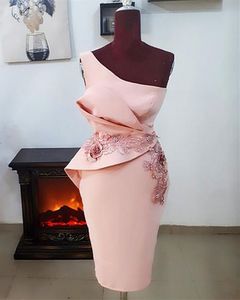 Abiti da madre guaina rosa chiaro per la festa nuziale una spalla lunghezza al ginocchio elegante sposa in raso sposo mamma abiti da cerimonia occasione increspato applicazioni di pizzo floreale