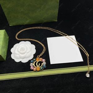 Lyxdesigner mode fyrkantigt hänge halsband för män och kvinnor samma bokstav färg diamant lång tröja kedja hög kvalitet med låda