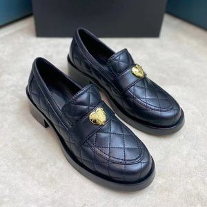 Metal toka süslemeli platform ayakkabıları önlük ayak parmakları slip-on loafers kadınlar lüks tasarımcılar plak tıknaz blok topuk ayakkabı lüks salon fabrika fabrika ayakkabı