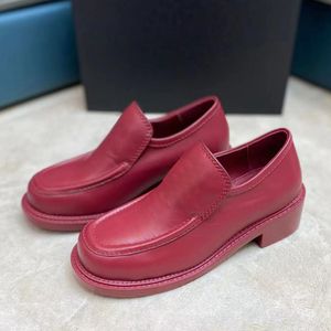 Nya Black Dress-skor Loafers i äkta kalvskinnsläder Luxury Designers Klassiskt spänne runda tår Slip-on Platt klack Fritidskomfort Fyra säsonger kvinnor chunky häl