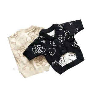 Com roupas de grife para cães, letras clássicas, padrão de camélia, macio, quente, para cães, cardigã, outono, inverno, malha, pulôver, para animais de estimação, cardigã, suéter para clima frio.