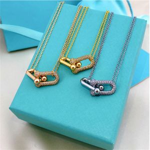 Fibbia a ferro di cavallo Collana con croce a U Diamante da donna doppio anello a forma di U a doppia catena catena clavicola ciondolo rosso netto di moda di lusso leggero