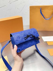 2023 Neue Umhängetasche mit hohem Erscheinungsbild, dunkelblau, Vollleder, geprägtes Design, Sommermode, einfacher Trend, frische kleine Box, Unisex-Tasche 81746