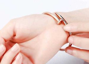 Högkvalitativ nagelarmband för män och kvinnor titanstål 18k rosguld inlagd diamant mode enkel personlig koreansk utgåva färglösa smycken har logotyp