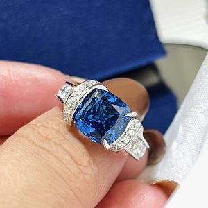 Con pietre laterali Luxury 100 925 Sterling Silver Large Princess Blue Sapphire Ring per le donne Sparkling Carbon Diamond Wedding Fine Jewelry 230707