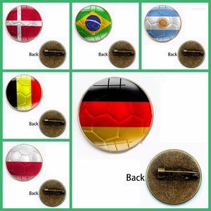 Broschen World Football Game Abzeichen Brosche Halter Tasche Kleidung Schmuck Flagge Glas Sleutel Männer Material Festival Produkt