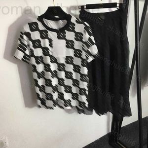 Vestido de duas peças designer 23ss roupas femininas conjunto de saia estampado preto e branco xadrez manga curta camiseta chiffon meia conjuntos ZRNT