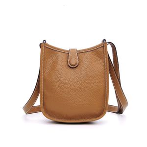 Bolsas de noite Bolsas Famou Bolsa de ombro de couro de vaca de 18 cm Clássica de designer de marca clássica simples vazada feminina Bucket Messenger 230710