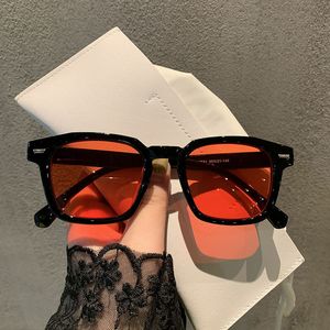 Moda kwadratowe okulary przeciwsłoneczne kobieta marka projektant cukierkowe kolory okulary przeciwsłoneczne damskie Retro nit czerwony niebieski lustro óculos De Sol