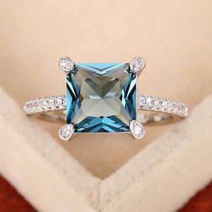 Huitan Einzigartige Princess Cut Blue CZ Damen Ringe Hochwertige Silberfarbe Funkelnde Eheringe Zubehör Geschenk Trendiger Schmuck