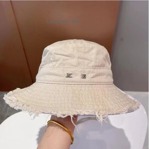 2023 Wide Brim Hats 디자이너 버킷 모자 여성 닳은 모자 8 가지 색상에서 선택할 수 있습니다.