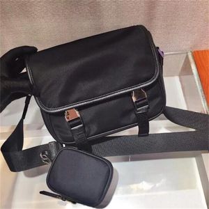 Designer Mens Black Borteckar Brand Crossbody Shoulder Bags Nylon Messenger Bag 2-Piece Pures Casual Style med liten handväska triangel topp