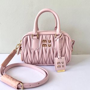 Kvinnors matelasse bowling handväska lyxig designer väska toppkvalitet läder pochette rosa handväska på axelväskor man crossbody rese clutch city mode lady väska