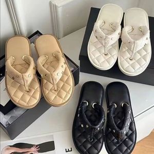 Summer Leather Flip Flops Sandaler Platta tofflor Rund tå hög kvalitet Halkfri gummisula dam lyxdesigners fsshion Casual Shoes fabriksskor