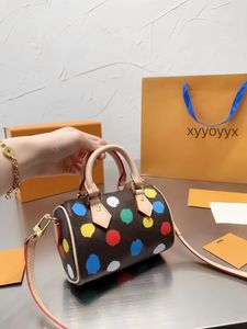 Yeni Kadın Çanta Crossbody Bag Tek Lüks Omuz Çantası Sıradan Naylon Büyük Kapasiteli Sanat INS Moda Çok yönlü makyaj çanta çanta çanta