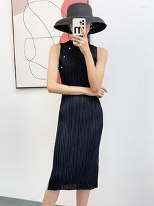 Sıradan elbiseler Miyake Piled uzun bölünmüş kalça elbise kadınlar 2023 Bahar Siyah Stand-up yaka Geliştirilmiş Cheongsam sıska yüksek moda