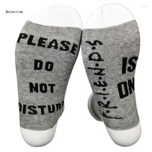 Damensocken B36D, Unisex, Baumwolle, Crew, lustig, Bitte nicht stören, berühmte TV-Show ist auf, Buchstabendruck, Kontrastfarbenstrümpfe