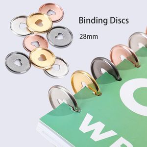 Diğer masa aksesuarları 50pcs 28mm bağlayıcı diskler kalp gevşek yaprak disk plastik yuvarlak bağlayıcı mantar deliği dizüstü bilgisayar yüzüğü 230707