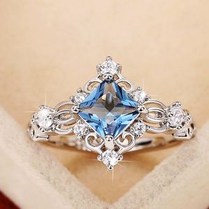 Huitan Luxury Princess Square Blå Cubic Zirconia Ringar Kvinnor Nydesignade Bröllopsaccessoarer Fancy present Modesmycken 2023