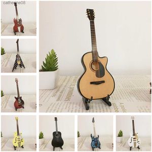 Modello di chitarra elettrica acustica in legno in miniatura Strumento per casa delle bambole Giocattolo Ornamento di strumenti musicali in miniatura L230711