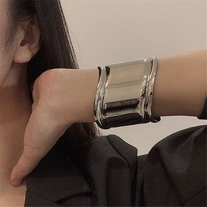 Bangle Braccialetti aperti in metallo a forma larga per le donne Personalità esagerata gioielli freddi Hip Hop geometrico 230710