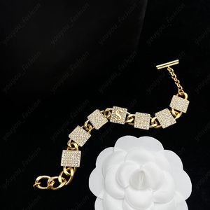 Fashion Medusa Bracciali Collane Lettere Orecchini Anelli d'oro Set di gioielli di design Collana da donna con ciondolo a forma di testa di diamante di lusso