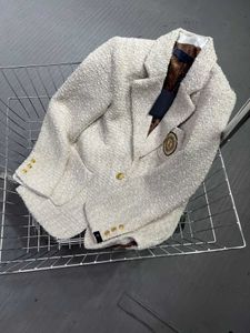 Coat di lana di lana di fragranze per piccole donne autunnali e invernali, tessuto intrecciato personalizzato, il tessuto di avvolgimento del bordo di seta a splicing interno, versione sottile della moda.