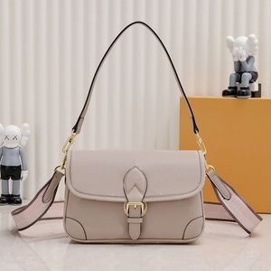 Yeni baget çanta kadın omuz çantaları flep lüks çanta crossbody messenger çanta çanta altı koltuk çantaları tote çanta tuval deri altın donanım işlemeli geniş kayış