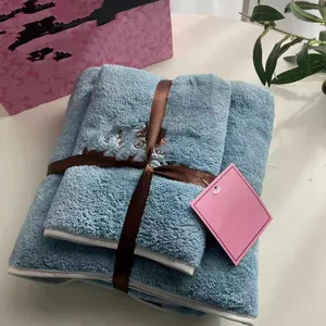 Üst düzey yeni moda marka banyo havlu iki parçalı havlu düz renkli ev hızlı kuruyan emici plaj havlu kiti toptan ve perakende