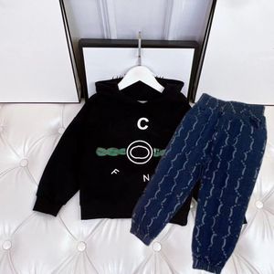 Marchio classico 2-11 anni set di abbigliamento per bambini set per bambini maschere da designer per bambini abita da maglione per bambini e addensare pantaloni cappotto AAA