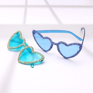 Solglasögon Mosengkw 2023 Bling Fashion Rhinestone Kvinnor Kantlös Design Diamond Heart Glasögon