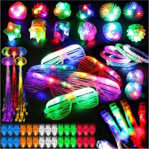 Nyhetsspel 78st LED Light Up Toy Party Favors Glow In The Dark Bulk för vuxna barn Födelsedag Jelly Ring Blinkande Glasögon Armband Hår Ljus 230710