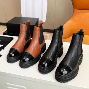 Pelle di vacchetta verniciata Stivaletti in pelle con motivo grosso blocco tacco basso Stivaletto Chelsea Punta tonda Stivaletti slip-on Scarpe firmate di lusso Calzature di fabbrica Con scatola